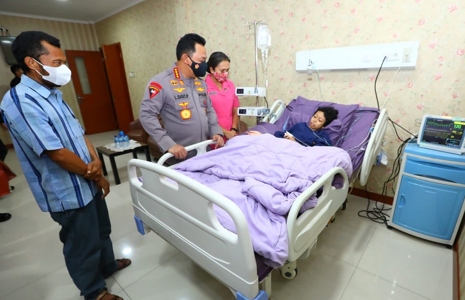 Kapolri Jenderal Listyo Sigit Prabowo , menjenguk Sinta Aulia, anak perempuan menderita tumor kaki