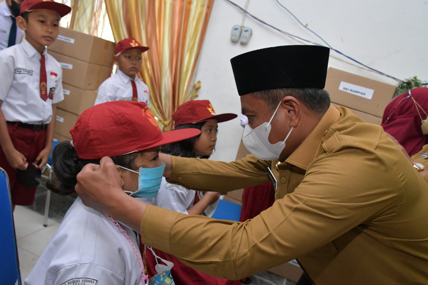 Cegah Penyebaran Covid 19, Pemkab Sergai Bagikan 78.200 Masker Kepada Pelajar SDN dan SMP Negeri