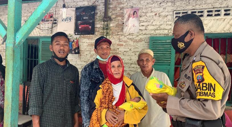 Bhabinkamtibmas Polsek Air Joman Polres Asahan Bantu Warga Hendak Melahirkan ke Rumah Sakit