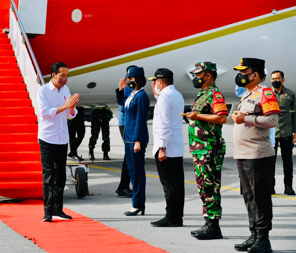 Kapolda Sumut Sambut Kedatangan Presiden RI di Bandara Internasional Silangit