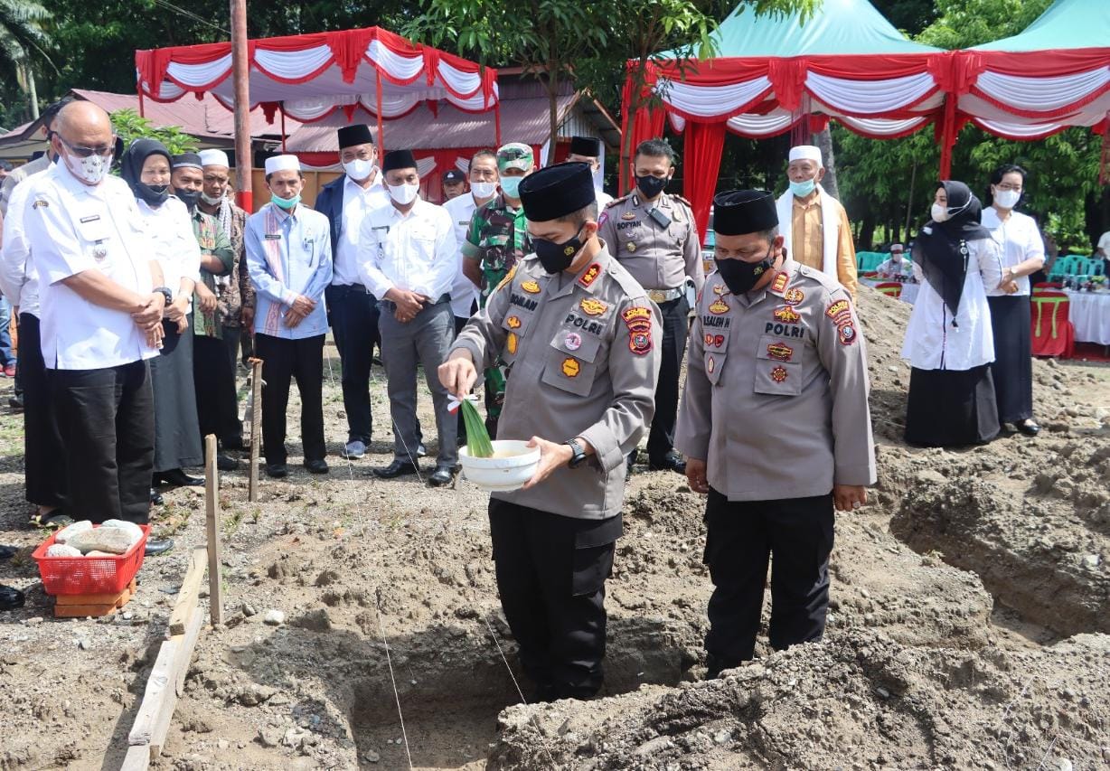 Peletakkan Batu Pertama Pembangunan Musholla As-Syafiâ€™i di Mapolsek Batang Angkola
