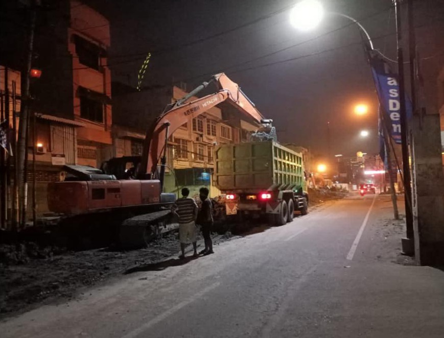 Keluhan Warga Langsung Direspon, Dinas PU Angkut Tanah Galian Drainase Jl HM Yamin