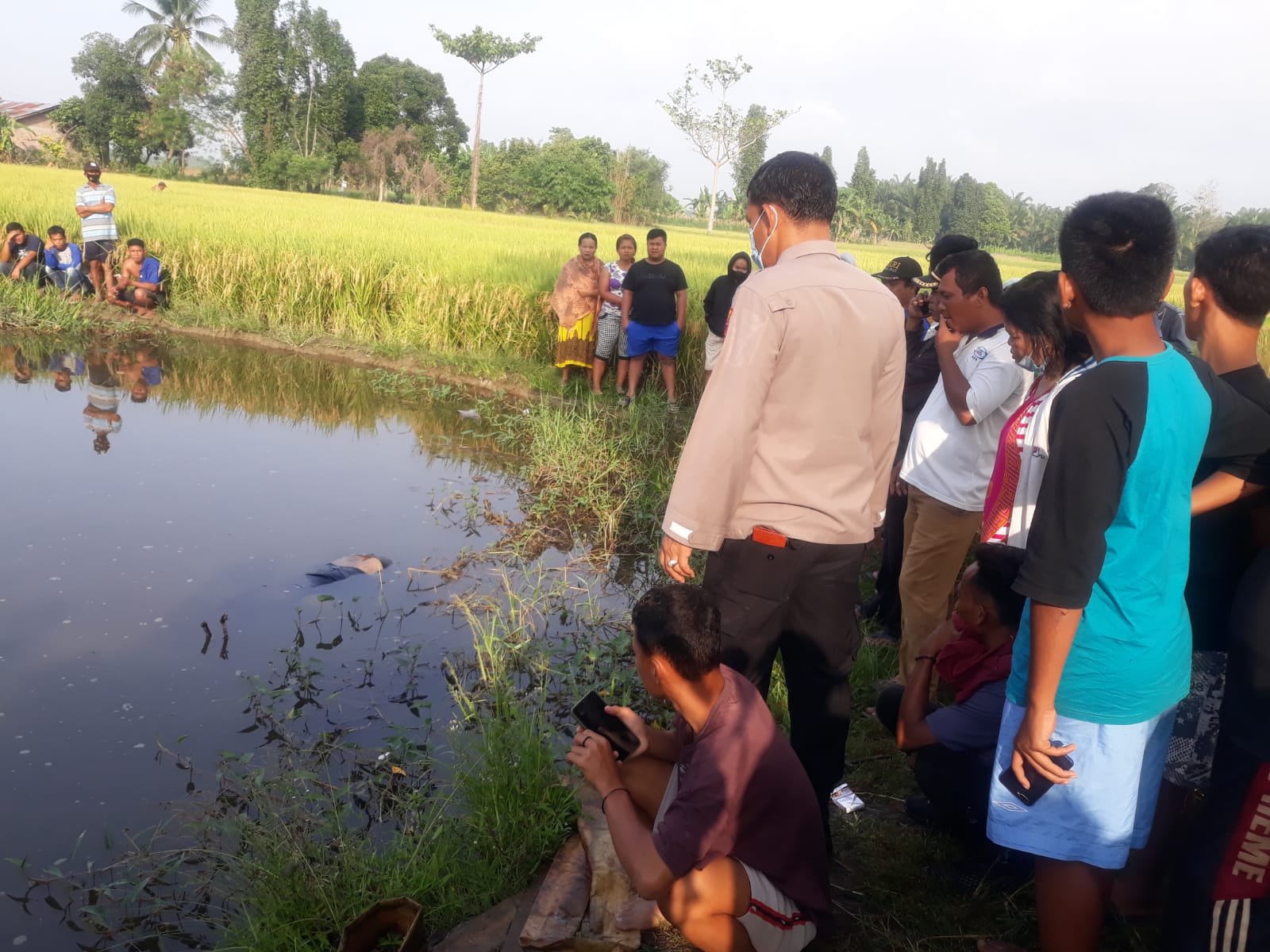 Penemuan Mayat Di Areal Persawahan, Personil Polresta Deli Serdang Lakukan Olah TKP