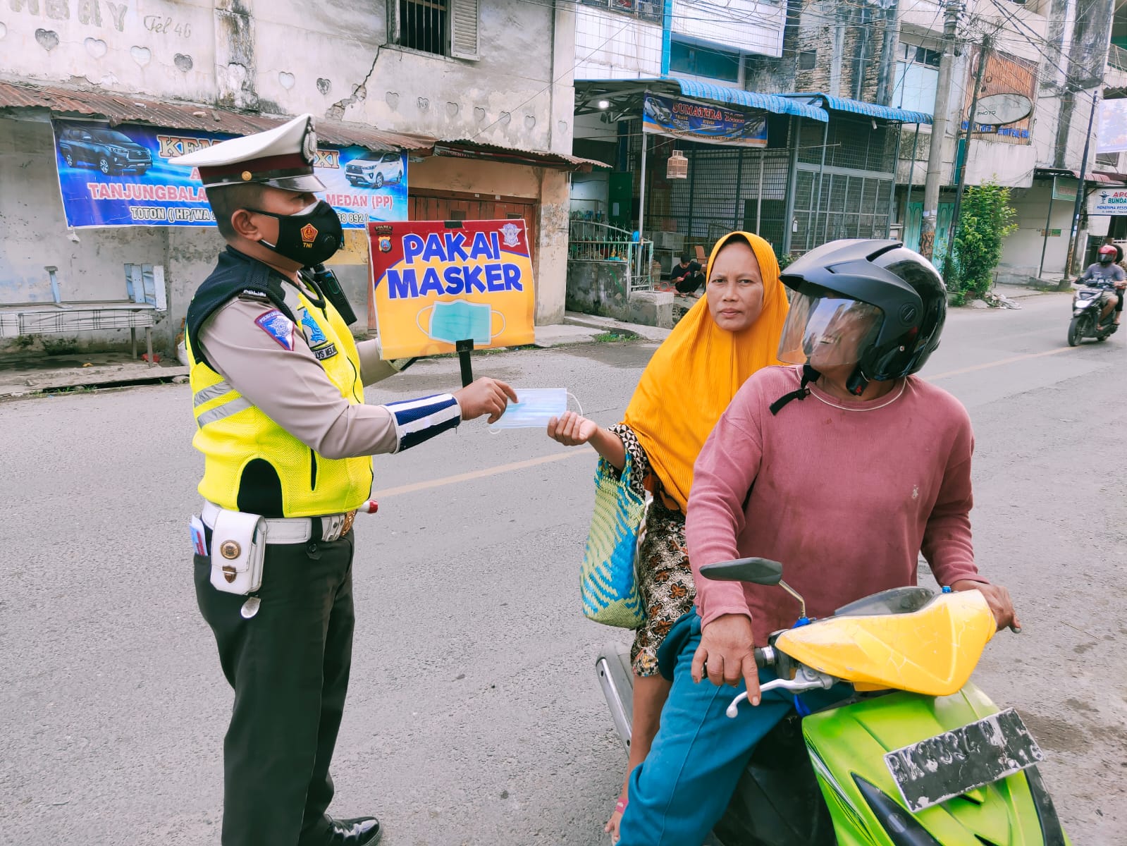 Sat Lantas Polres Tanjung Balai Sosialisasi Prokes dengan Membagian Masker