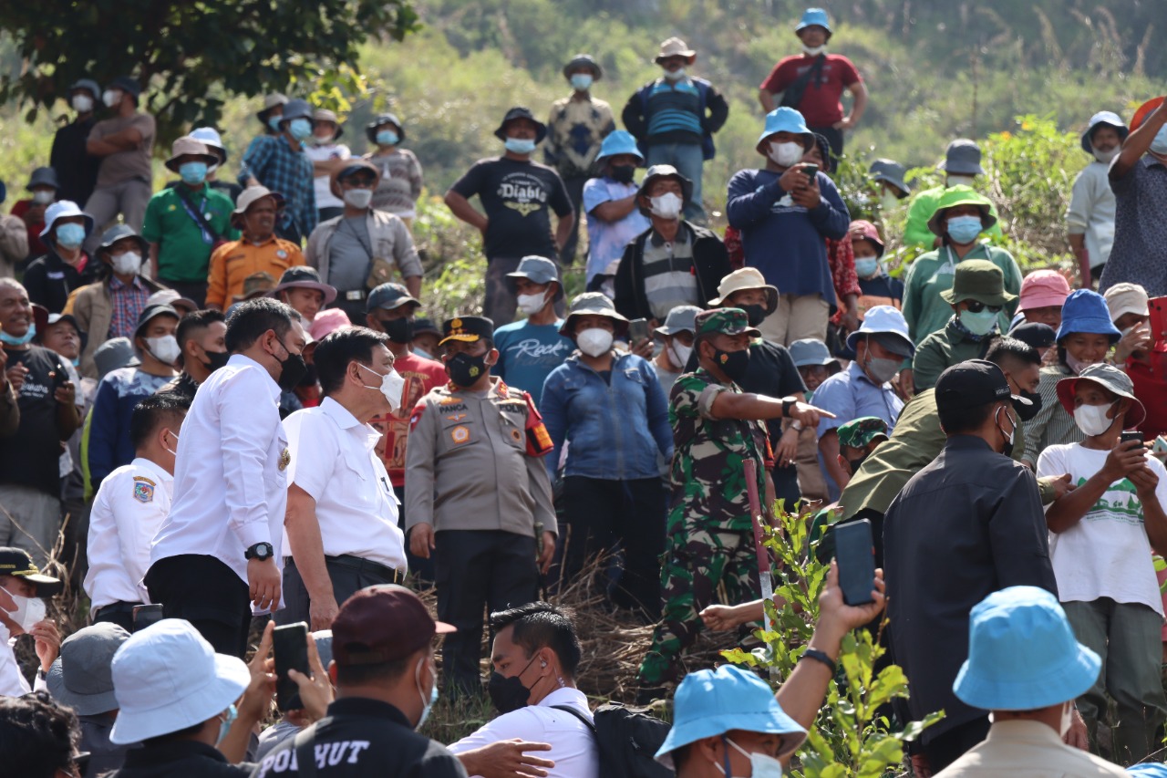 Kapolda Sumut Dampingi Presiden Bagikan SK Hutan Sosial, SK TORA, dan Sertifikat Tanah di Humbahas
