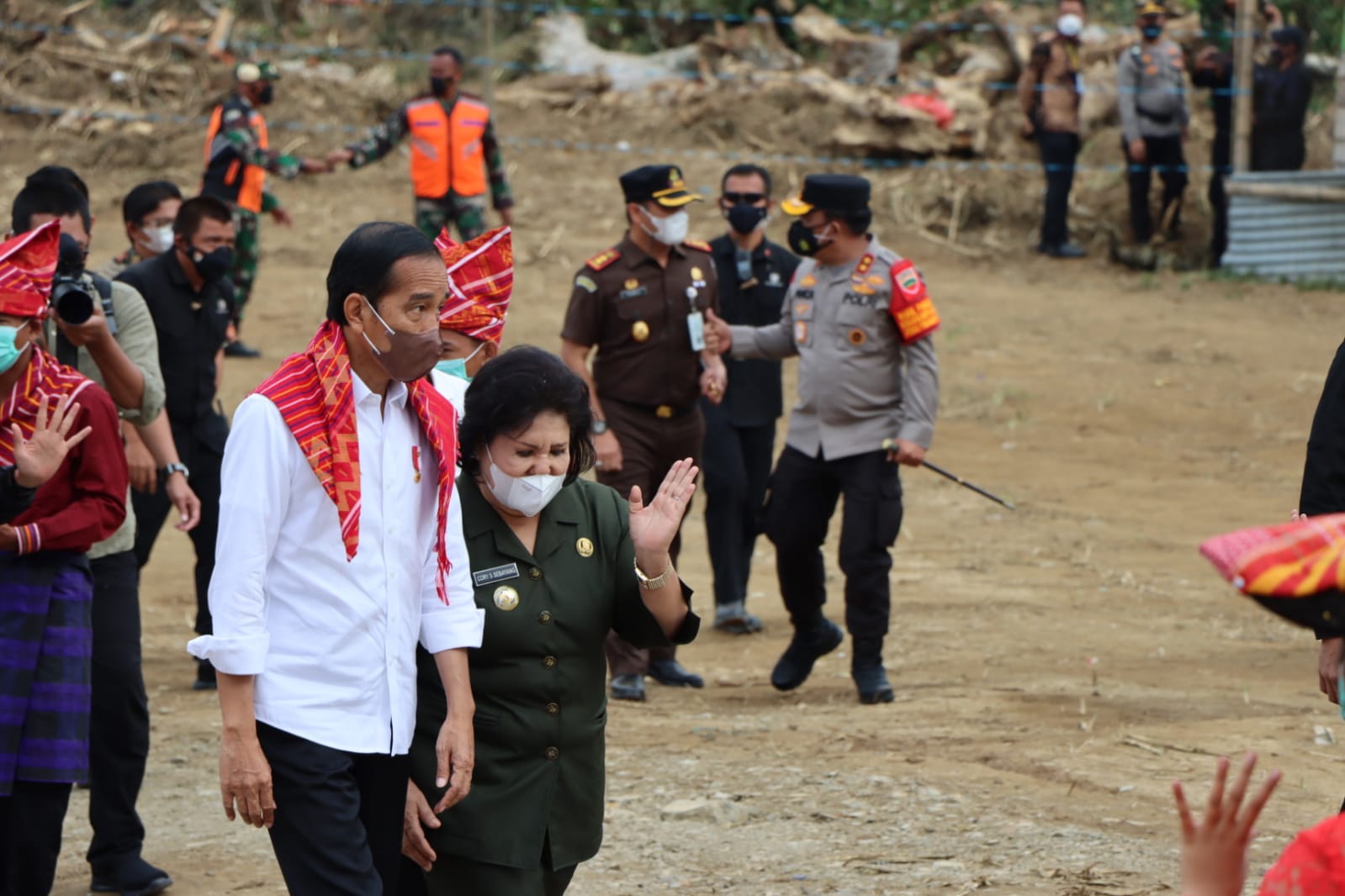 Kapolda Sumut Dampingi Presiden RI di Perkebunan Jeruk Desa Kutambelin Karo.