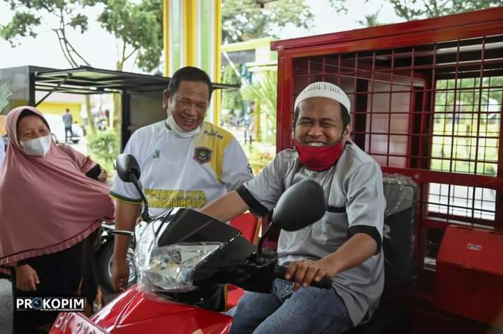 Walikota Irsan Nasution serahkan bantuan 3 unit sepeda motor roda tiga kepada penyandang disabilitas