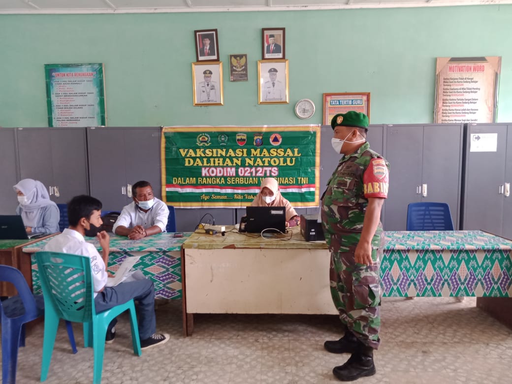 Koramil 0212-02 PSP bekerjasama dengan Puskesmas Labuhan Rasoki Bantu Percepatan Pencapaian Target Vaksinasi Covid 19