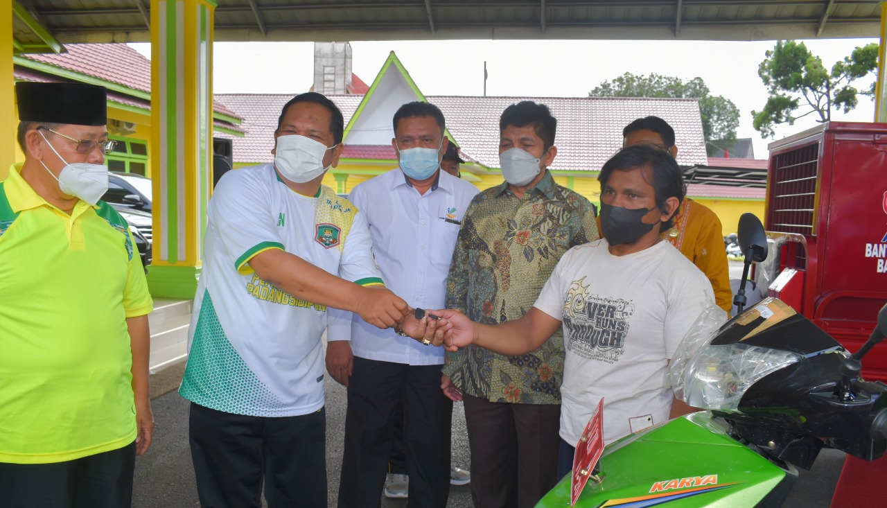 Walikota Sidempuan Serahkan Bantuan Kepada Disabilitas Dari Kementrian Social