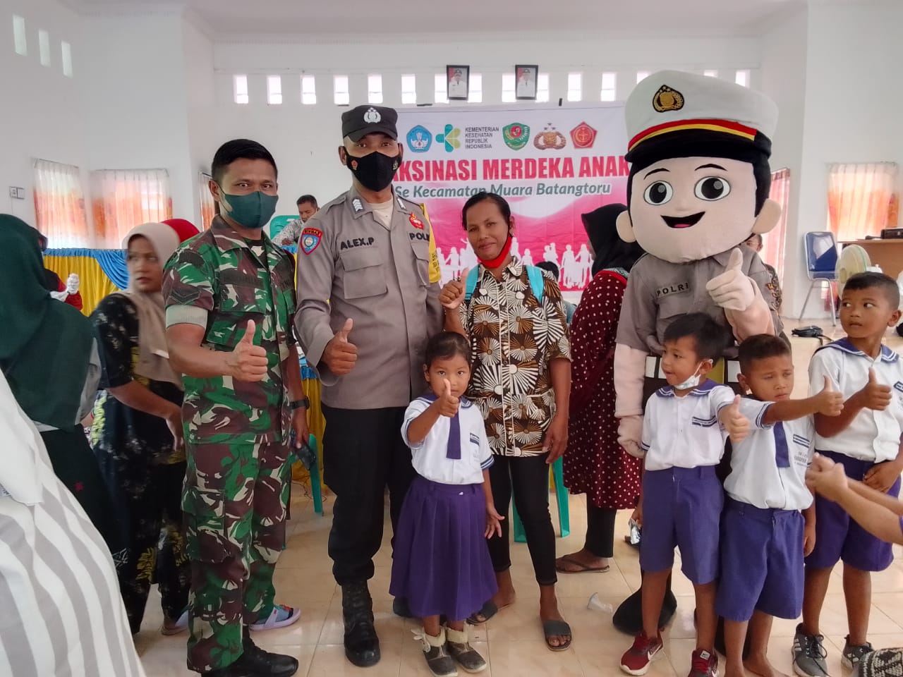 PERSONIL POLSEK BATANGTORU BANTU PELAKSANAAN IMUNISASI ANAK MERDEKA DOSIS I DAN II DI KECAMATAN MUARA BATANGTORU