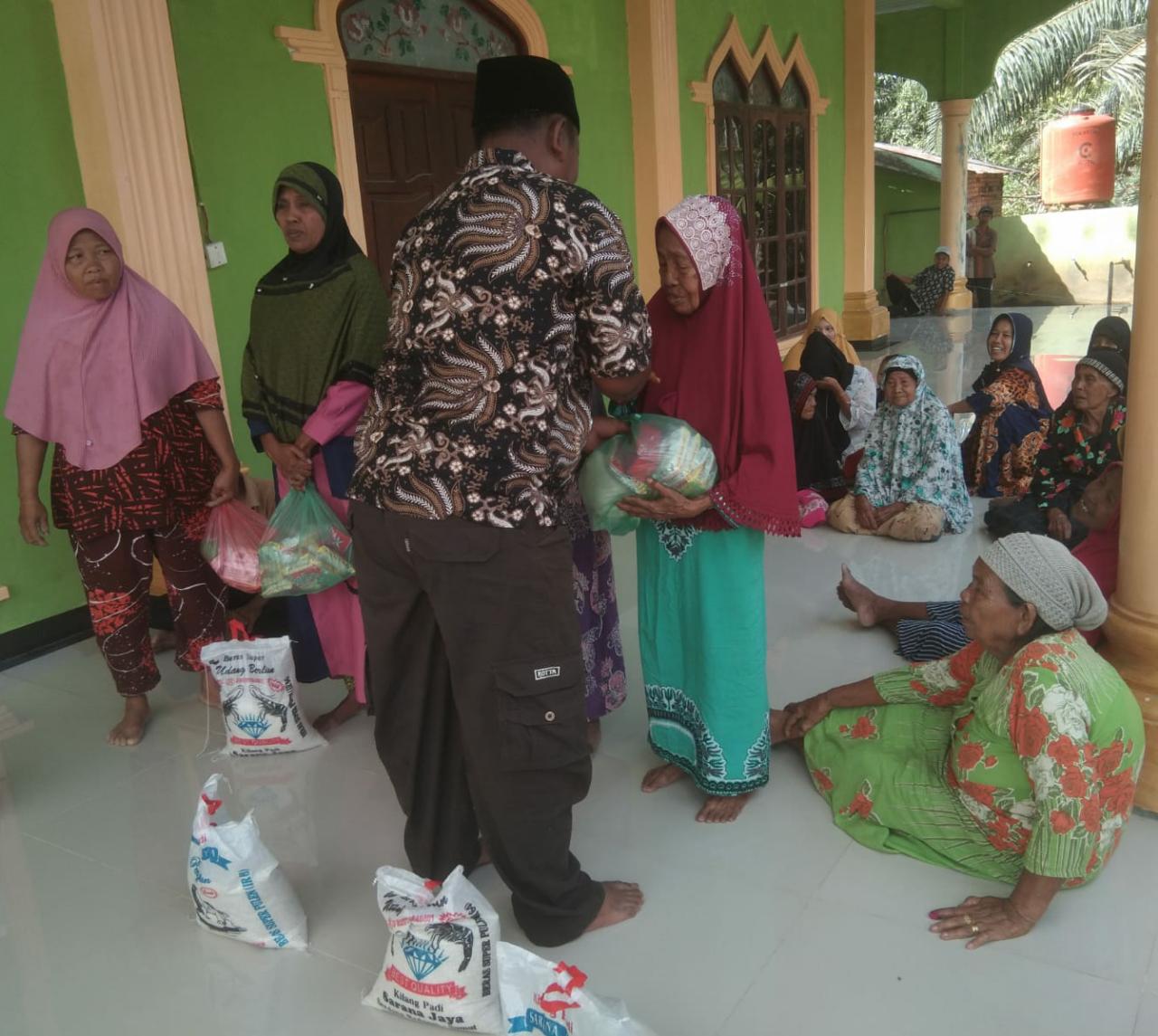 Jumat Berkah, PT. Socfindo Kebun Negeri Lama Serahkan Paket Sembako Kepada Masyarakat