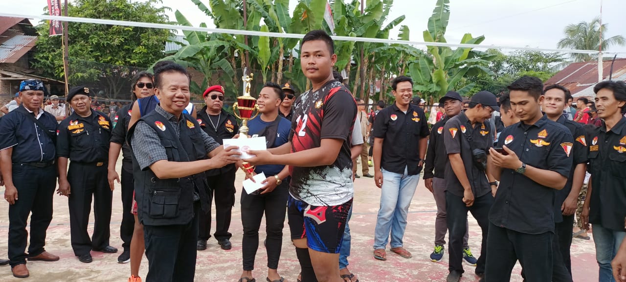 PENDAWA MENYERAHKAN HADIAH & TROPHY JUARA TOURNAMEN VOLLEY PENDAWA CUP-1