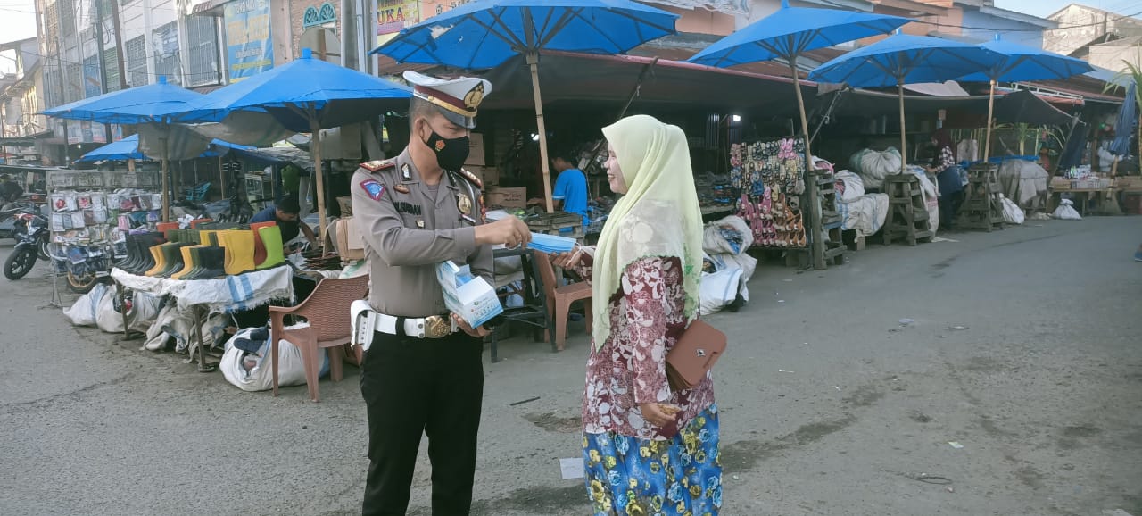 Polres Tanjung Balai Rutin Membagikan Masker Secara Gratis