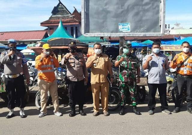 Terapkan Prokes, Kapolsek dan Forkopimca Batangtoru Gelar Operasi Yustisi di Pusat Pasar