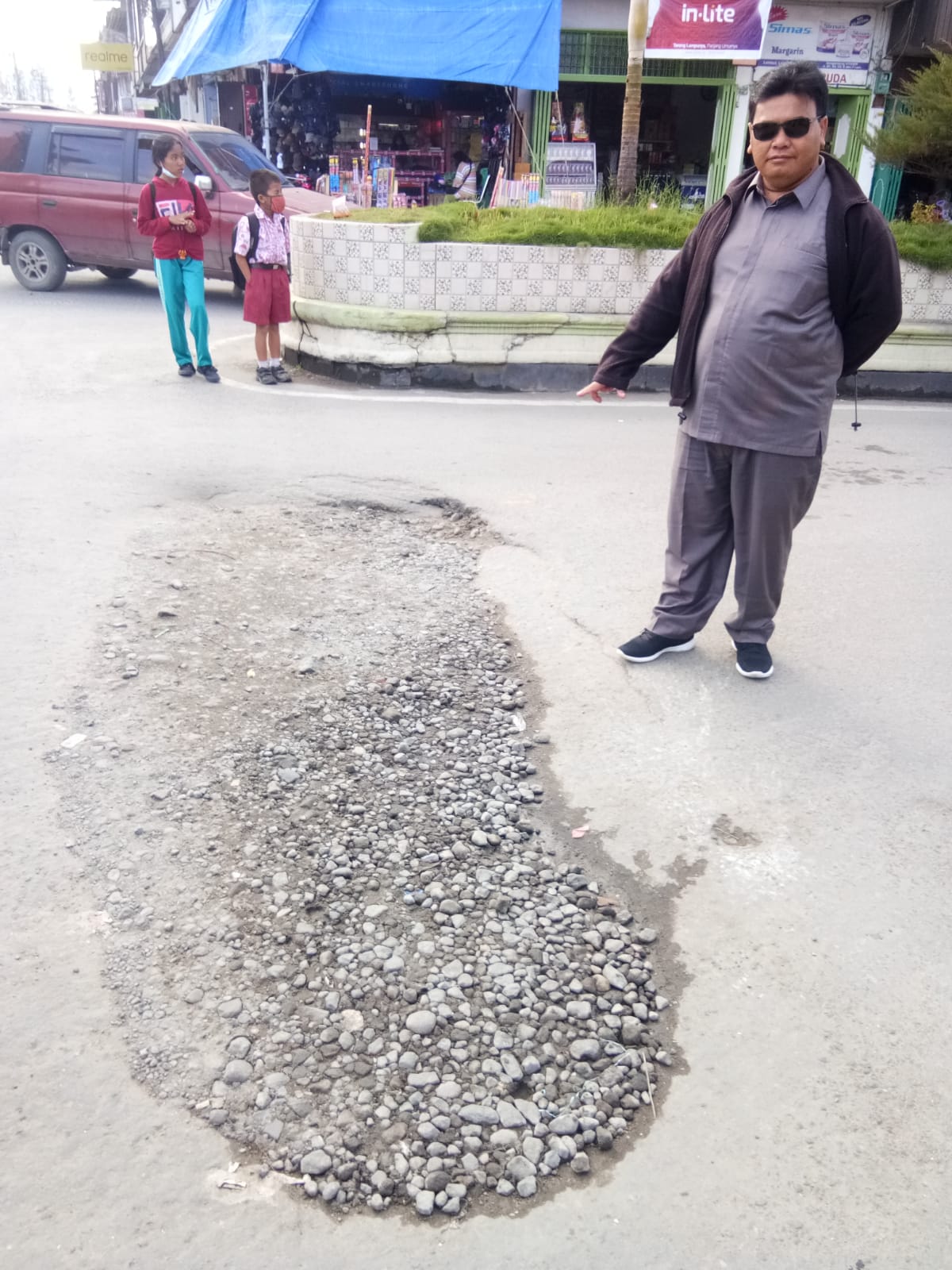 Badan Jalan Sukaraja Munthe Kabanjahe Amblas, Mohon Perhatian Pemkab Karo.