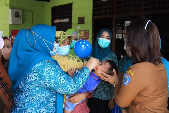 Ketua PKK Labuhanbatu Berikan Tetes Vitamin A Kepada Anak Usia Dini