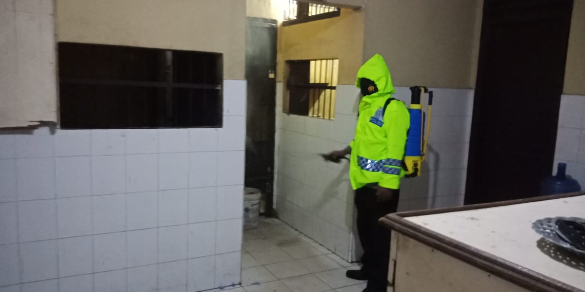 Personel Polsek Pulau Raja Polres Asahan Lakukan Penyemprotan Disinfektan Guna Cegah Virus Covid19