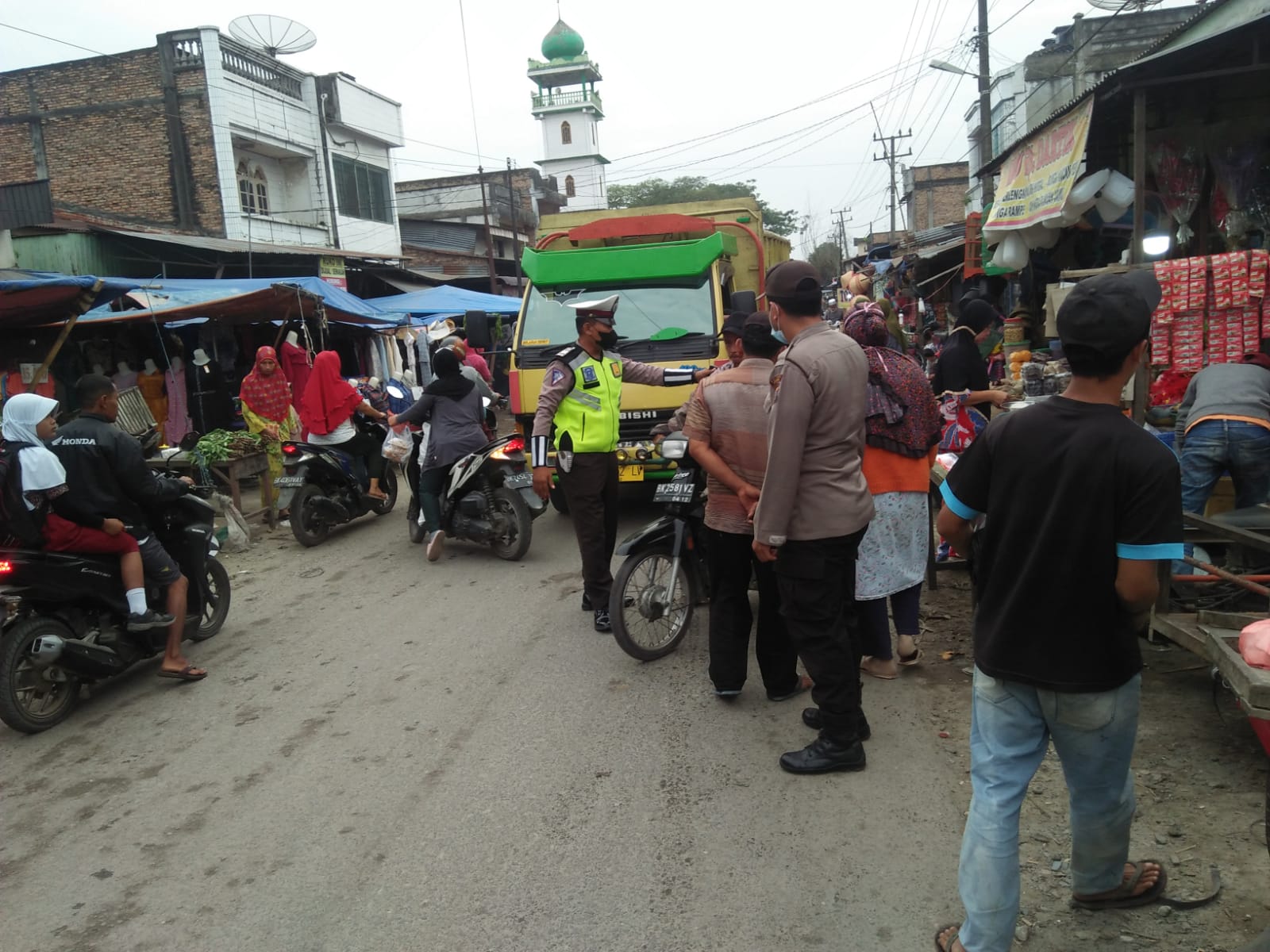Beri Rasa Aman & Nyaman di Pagi Hari, Personel Polsek Air Joman Polres Asahan Pengaturan Lalu Lintas
