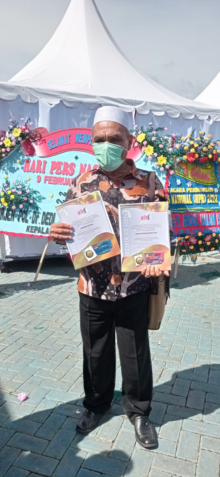 Puncak HPN 2022 Di Kendari, Prabudi Said Dan Supandi Kusuma Terima Press Card Number One