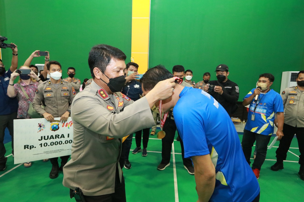 Kapolda Jatim Tutup Gelaran Turnamen Bulu Tangkis Antar Media Piala Kapolda Jatim Cup 2022