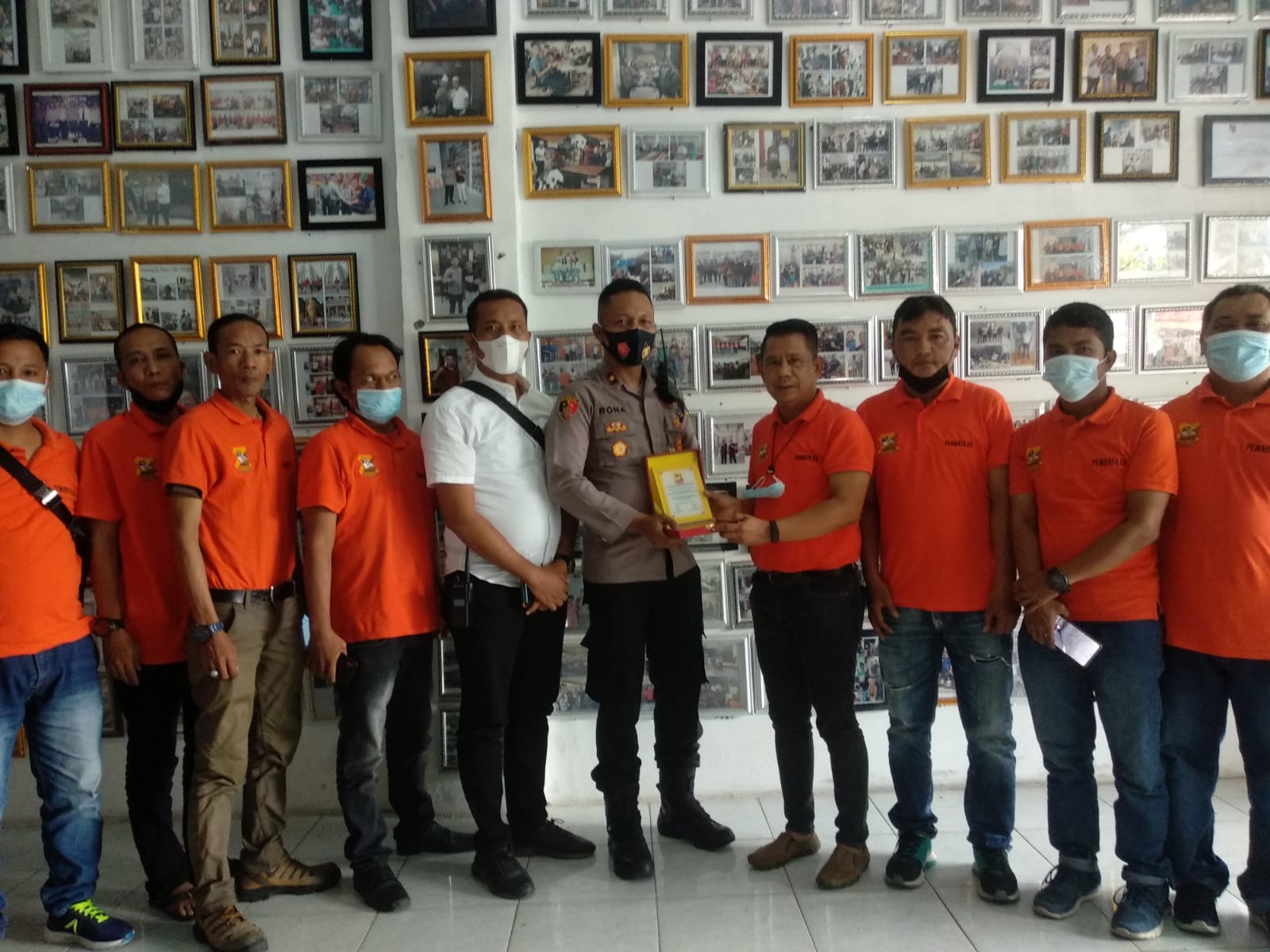 Dinilai Berhasil Capai Target Vaksinasi, Ketua Pewarta Berikan Penghargaan kepada Kapolsek Medan Timur