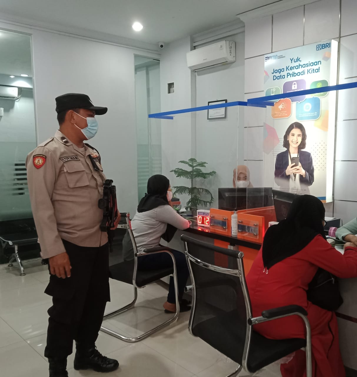 Cegah Gangguan Kamtibmas, Personel Polsek Kota Kisaran Polres Asahan Sambangi Bank BRI Sampaikan Pesan Kamtibmas