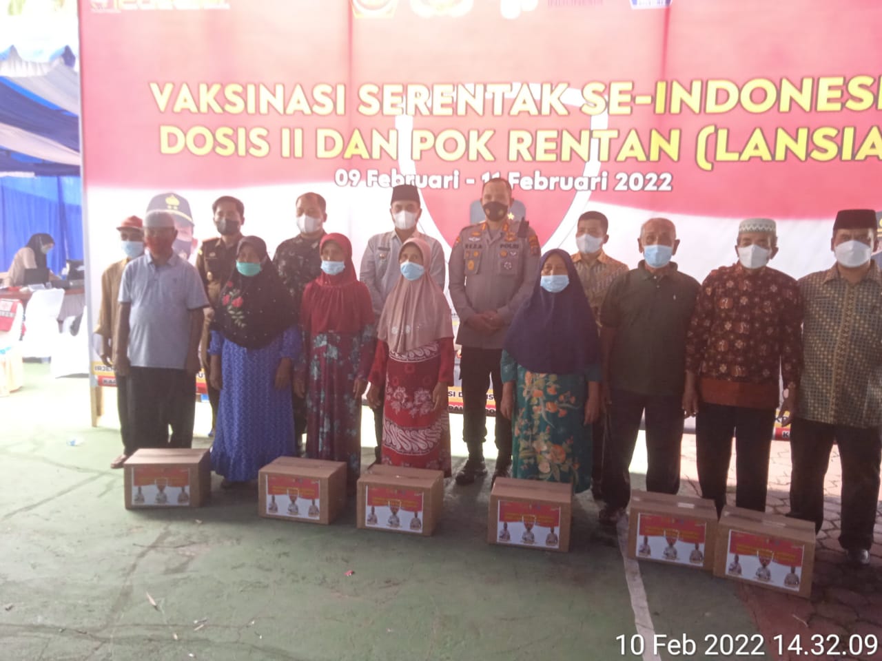 Bupati Madina Serahkan Tali Asih Kepada Peserta Vaksinasi Lansia Di Mapolres Madina