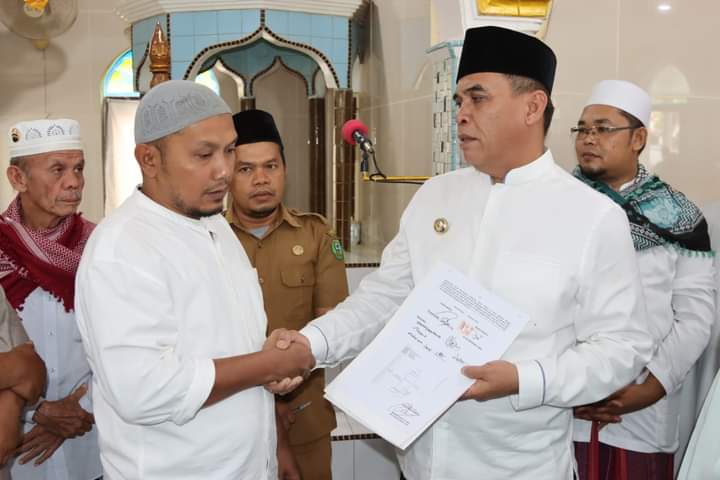 Keluarga Besar Bupati Madina Wakafkan Tanah dan Bangunan di Kotasiantar