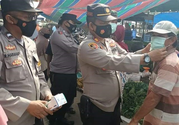 Bersama Forkopimca, Kapolsek Batangtoru Bagikan Masker Dan Lakukan Test Swab Dalam Operasi Yustisi