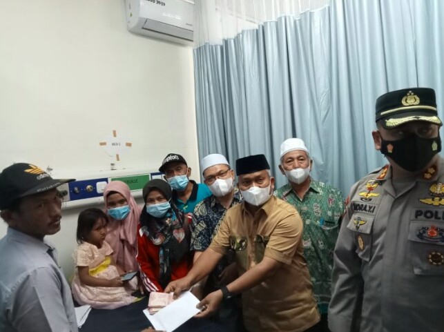 Plt Bupati Palas Menyerahkan Bantuan Biaya Perobatan Hija Harahap
