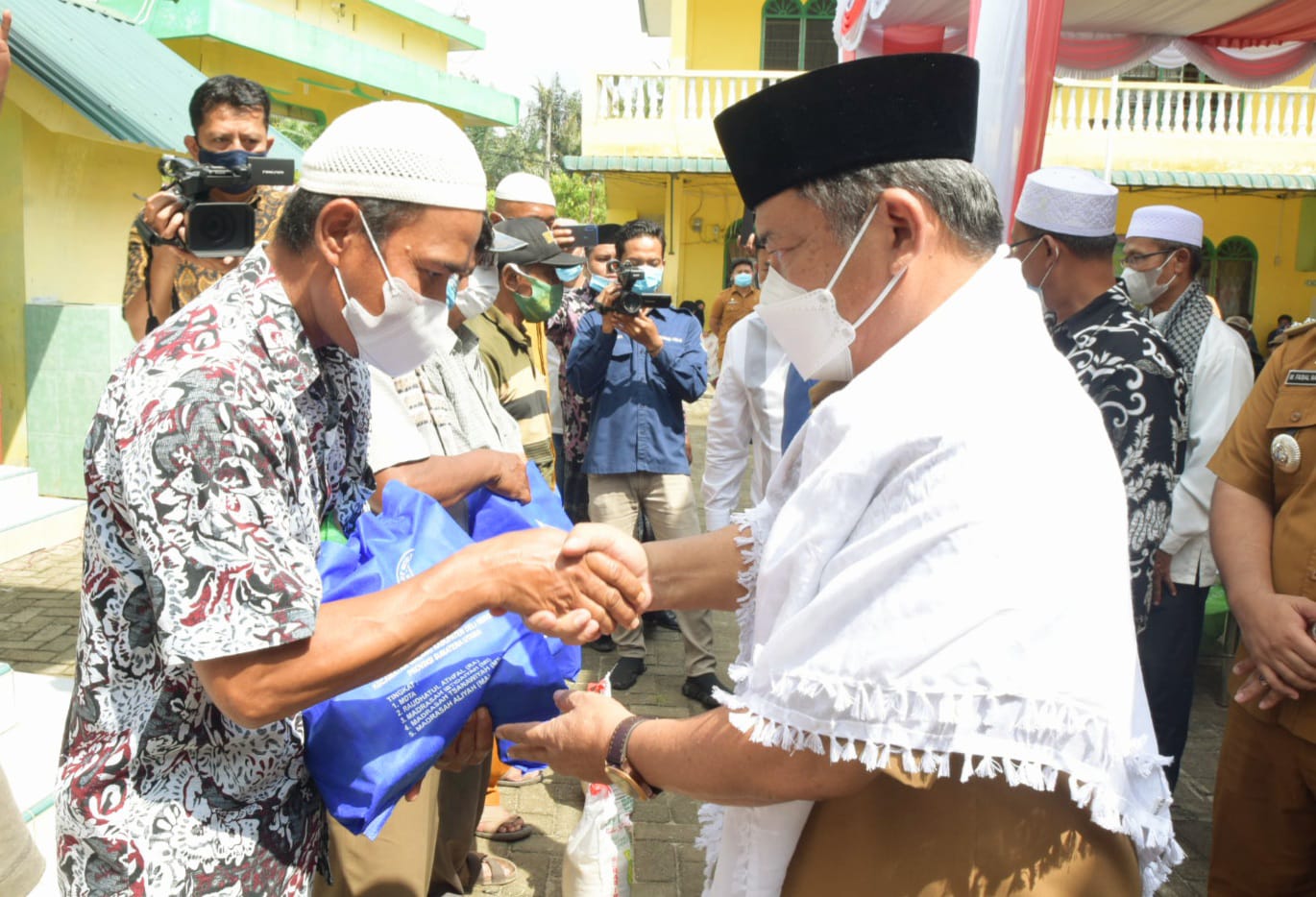 Wabup Deli Serdang Serahkan Bantuan Paket Sembako di Ponpes NU Al-Qomariah