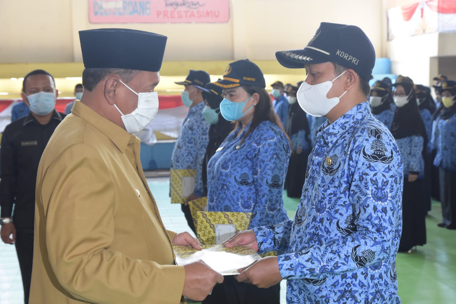Bupati H. Ashari Tambunan serahkan SK PNS