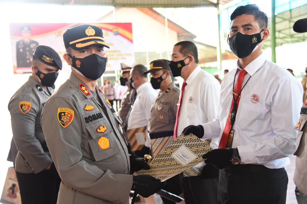 Polres Tapsel berikan penghargaan atas capaian 100 persen Vaksinasi Merdeka Anak Usia 6-11 tahun