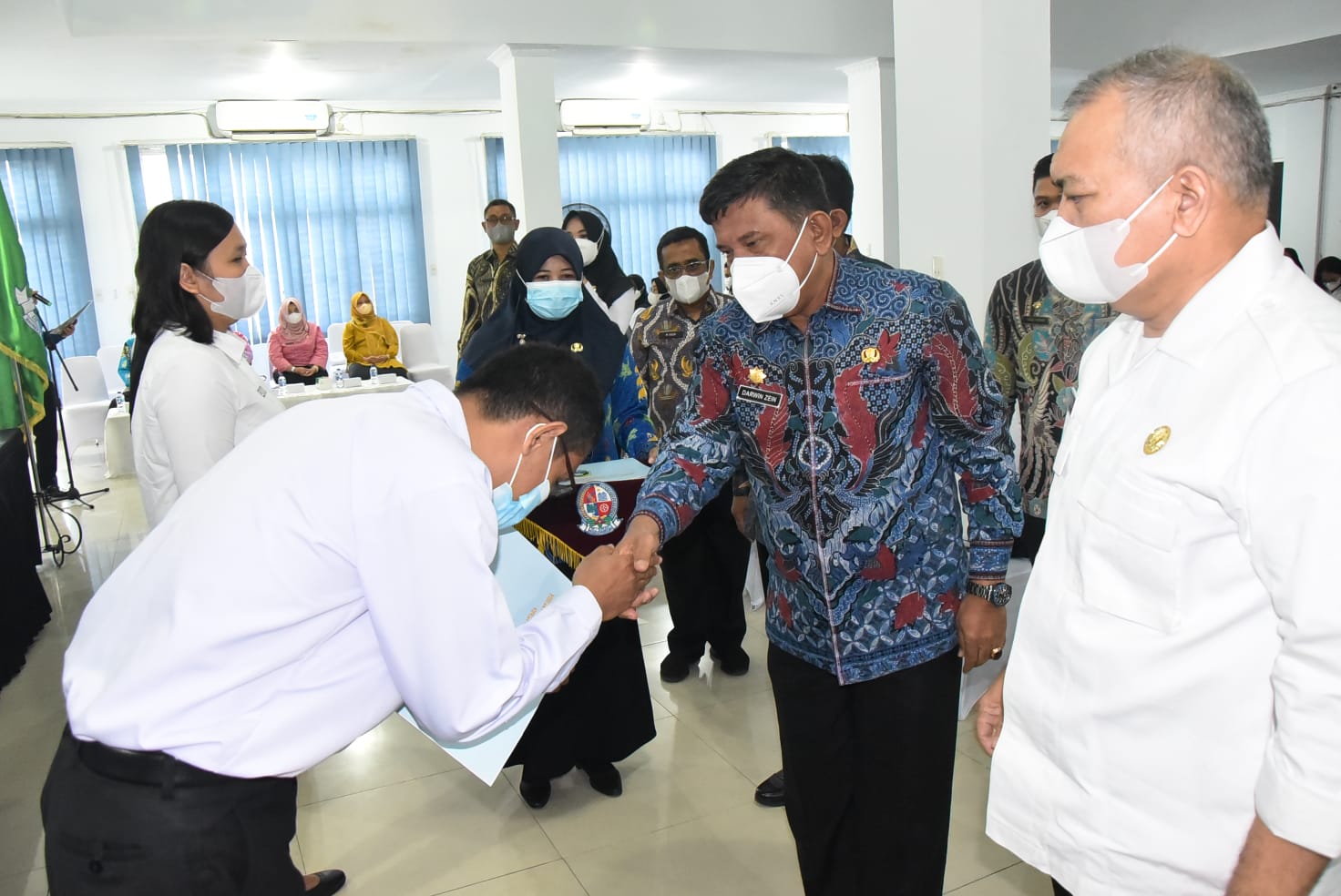 Sekda DS Serahkan Sertifikat Latsar CPNS