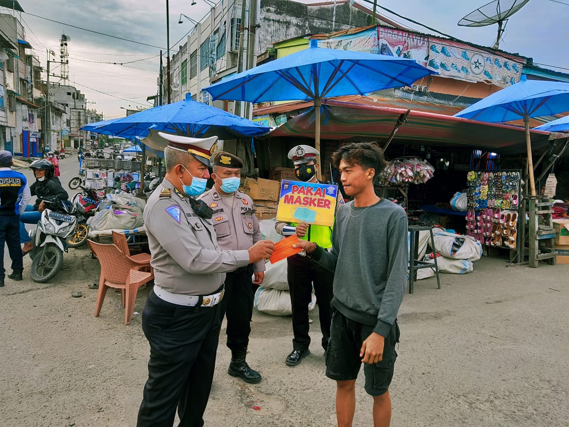 Tak Kenal Lelah, Sat Lantas Polres Tanjung Balai Rutin Bagikan Masker Gratis Kepada Warga