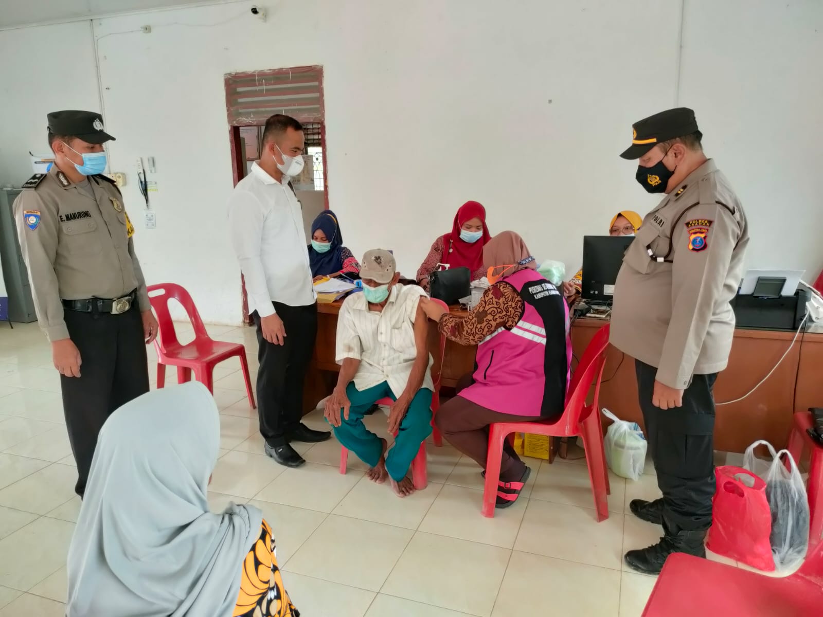 Dukung Program Pemerintah, Kanit Tipiter Polres Asahan Ajak Warga Lansia Ikut Vaksin