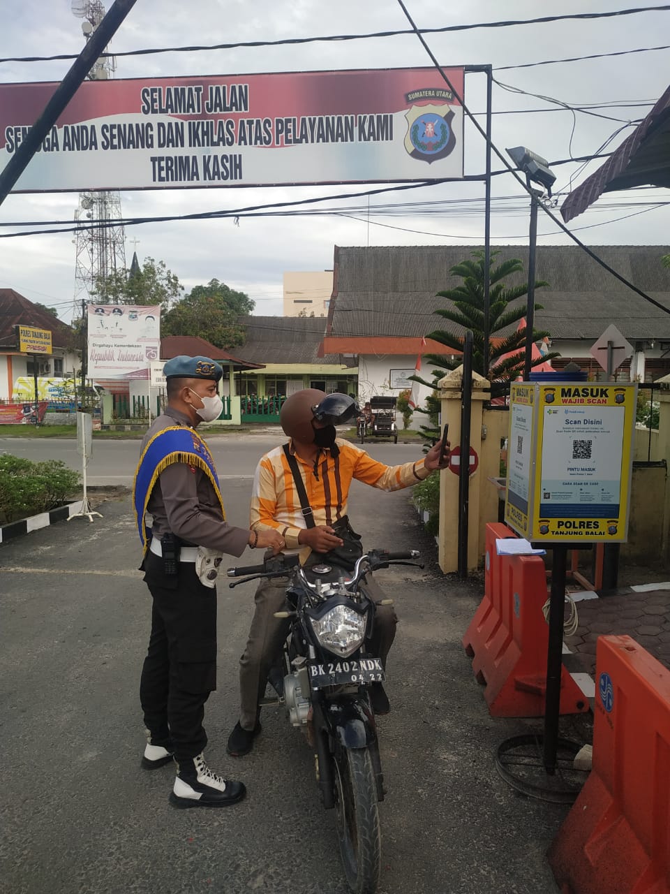 Masuk Mako Polres Tanjung Balai Wajib Scanning QR Barcode Aplikasi Peduli Lindungi