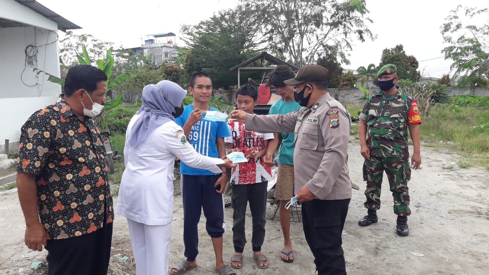 Polsek Simpang Empat Polres Asahan bersama Forkopincam Kecamatan Bagikan Masker ke Pengguna Jalan di Pajak Pagi