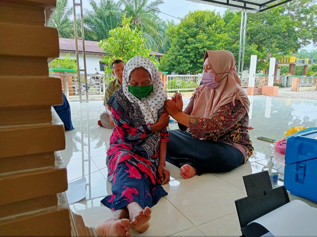 Polsek Bandar Pulau Polres Asahan Bersama Kepala Dusun Kerahkan Massa untuk Ikut Vaksinasi