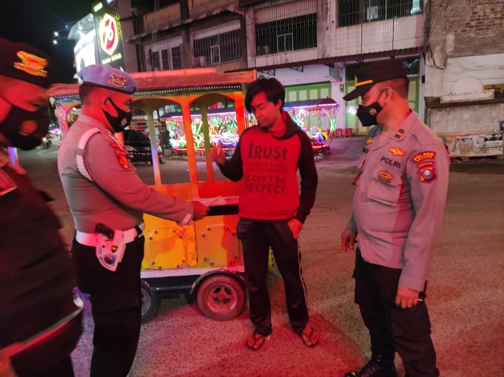 Gelar Operasi Yustisi di Malam Hari | Personel Polres Asahan Berikan Teguran dan Bagikan Masker Kepada Pengguna Jalan