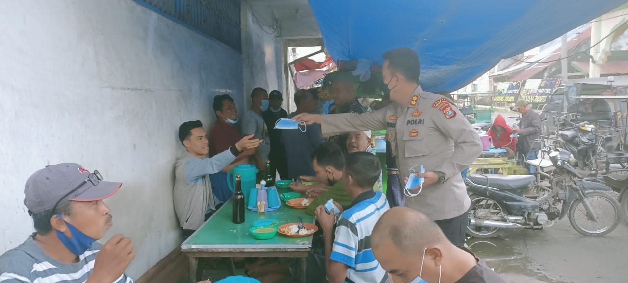 Perketat Prokes Covid19, Kapolres Tanjung Balai Bagikan Masker Gratis Kepada Masyarakat