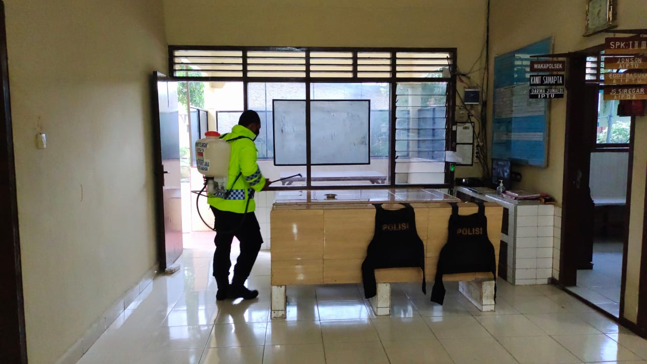 Cegah Penularan Virus Covid 19, Personel Polsek Prapat Janji Polres Asahan Lakukan Penyemprotan Disinfektan di Mako dan Asrama