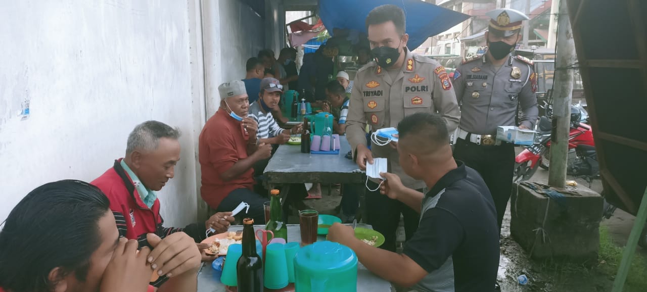 Kapolres Tanjung Balai Edukasi Warga Memakai Masker