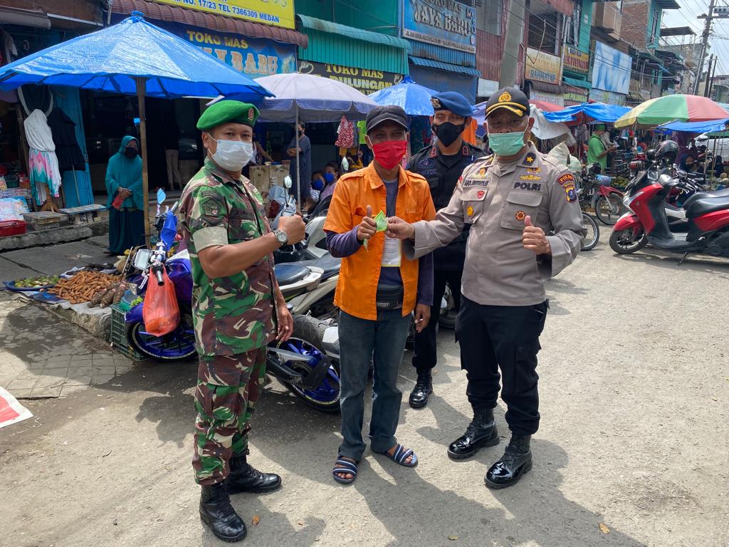 Tim Gabungan Polda Sumut Laksanakan Ops Yustisi Covid-19 dan Bagikan Masker ke Warga