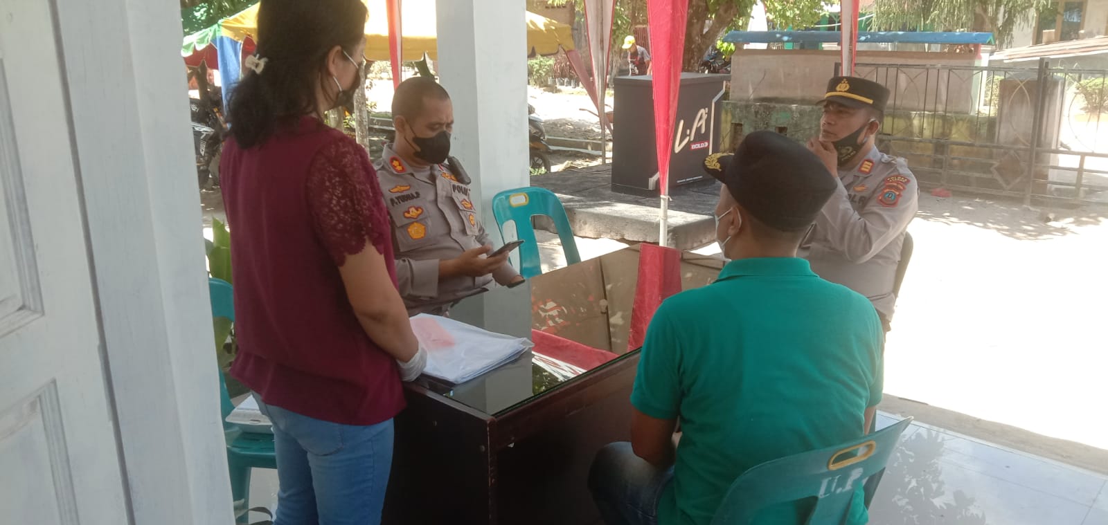 Tinjau Vaksinasi Covid-19 di Balai Desa Urung Pane  Kapolres : 