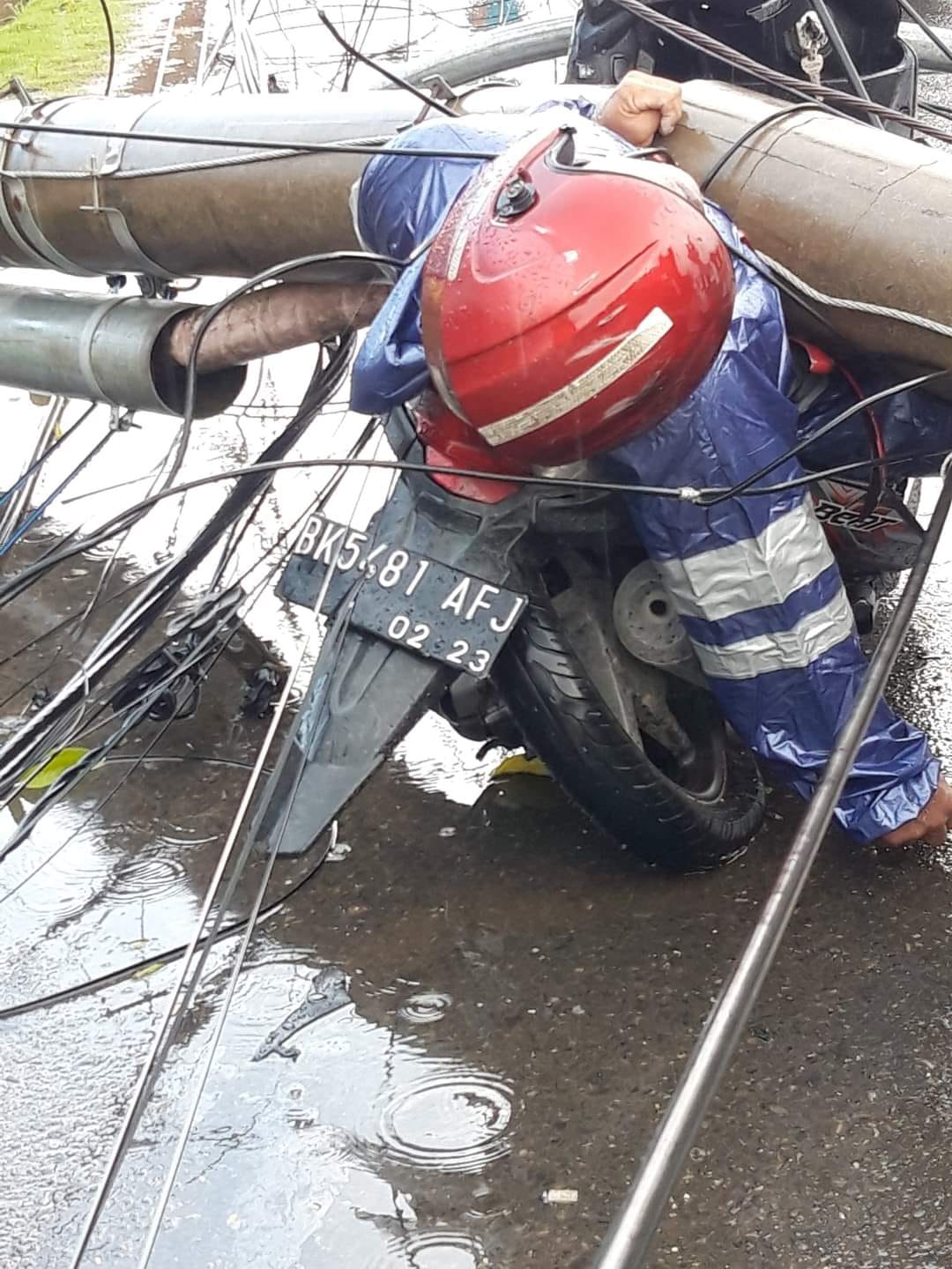 Angin Puting Beliung, Pria Naik Sepmor Ditimpa Tiang Listrik