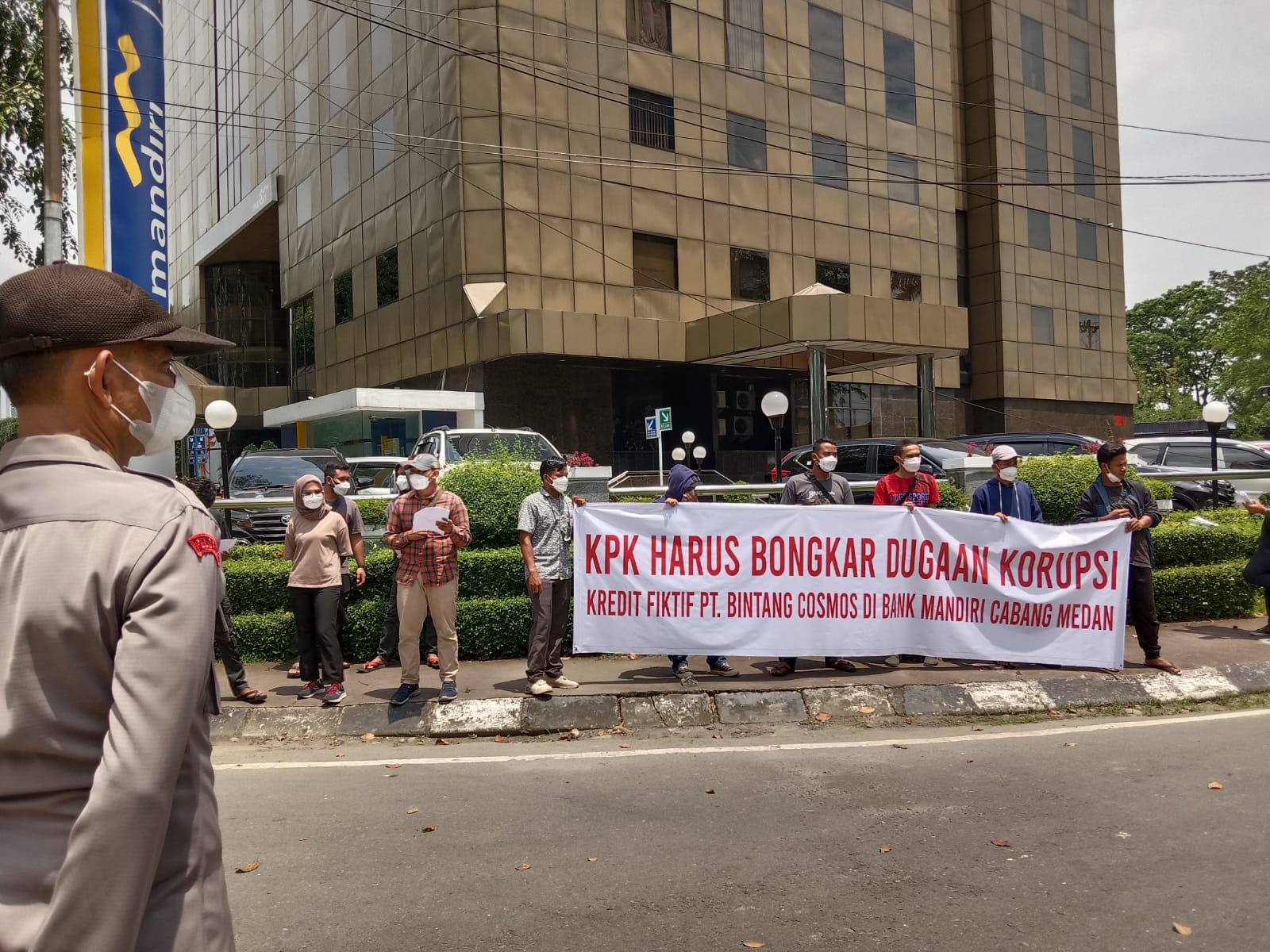 Demo Bank Mandiri Cabang Medan, Minta KPK Tangkap 16 Orang Terlapor