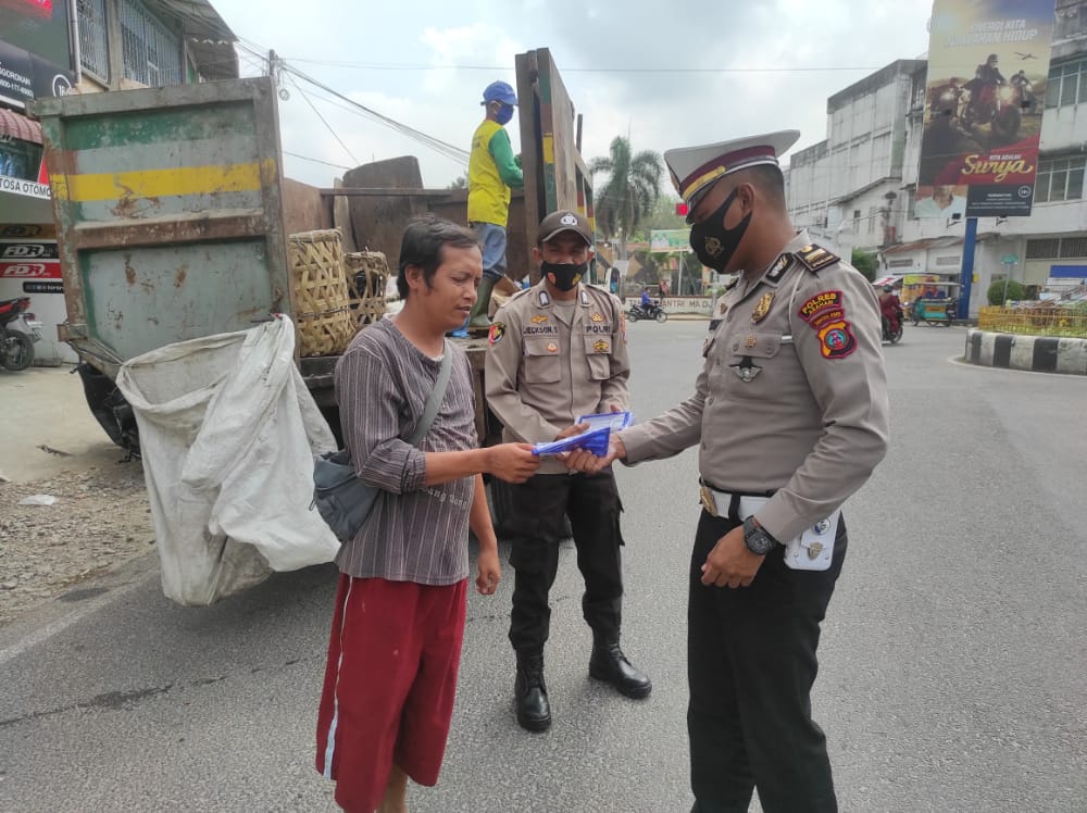 Operasi Yustisi, Personel Polres Asahan Bagikan Masker dan Beri Teguran Lisan Kepada 32 Orang Tidak Patuh Prokes