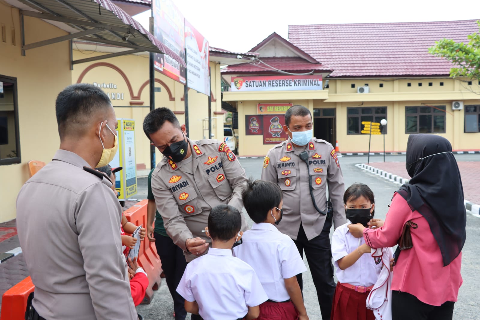 Kapolres Tanjun Balai AKBP Triyadi Berikan Masker Gratis Kepada Masyarakat dan Anak Sekolah