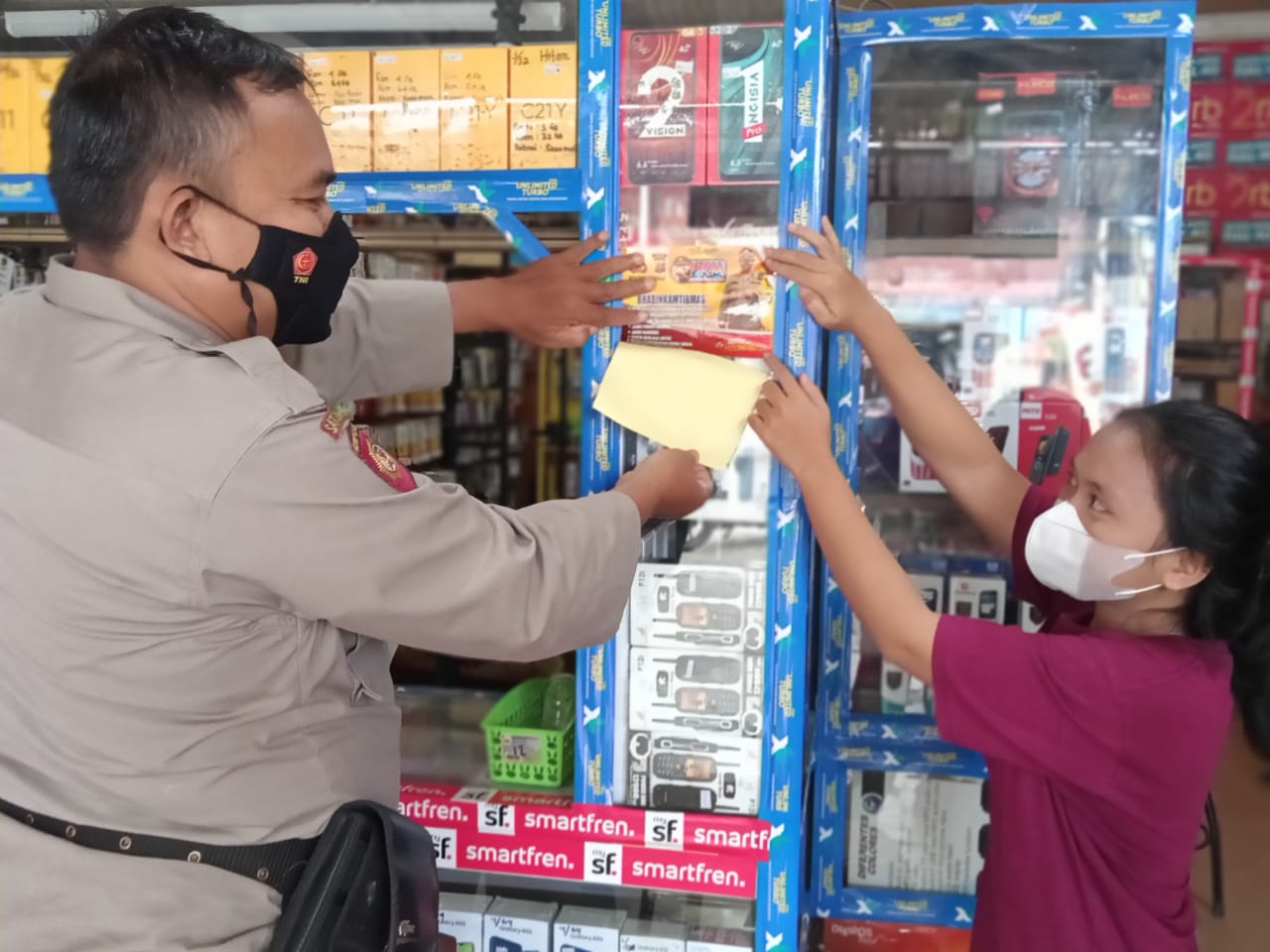 Kunjungan Polmas Door to Door, Kanit Binmas Polsek Pulau Raja Polres Asahan Pasang Stiker Pengaduan Kamtibmas